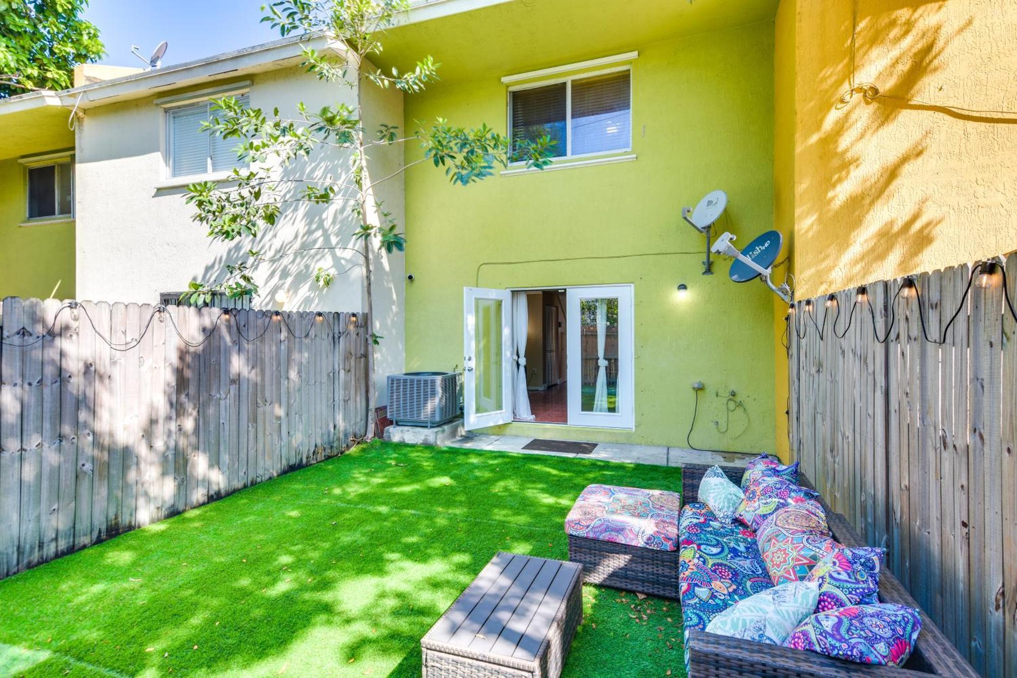Opa-Locka Townhome, 15 Mi To Miami Beach! Exterior photo