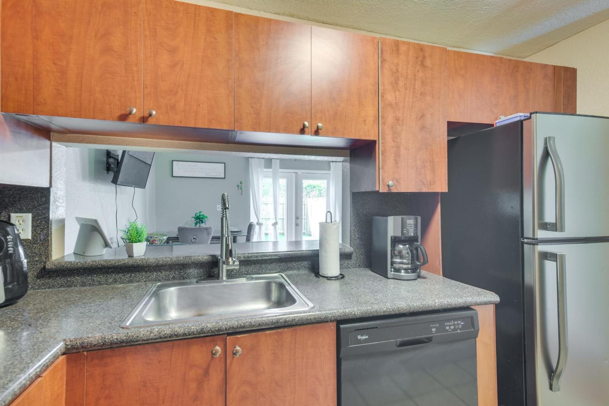 Opa-Locka Townhome, 15 Mi To Miami Beach! Exterior photo